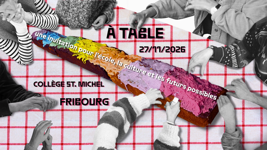 Im Zentrum des Bildes liegt ein sehr langer brauner Kuchen mit Glasur in allen Regenbogenfarben auf einem rot-weiss karierten Tischtuch. Rund herum sind in schwarz-weiss gehaltene Arme in gemusternten Pullovern und Hemden und Hände angeordnet. Sie liegen auf dem Tisch, berühren den Kuchen oder stützen ein halb sichtbares Gesicht ab. Zwischen Kuchen und Händen auf dem Tischtuch stehen Titel, Datum und Ort der Veranstaltung: À TABLE, 27/11/2026, Collège St. Michel Fribourg
